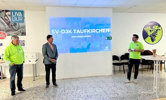 Das Bewegungszentrum wurde von Bürgermeister Ullrich Sander und Christian Lealahabumrung offiziell eröffnet. Foto: SV-DJK Taufkirchen