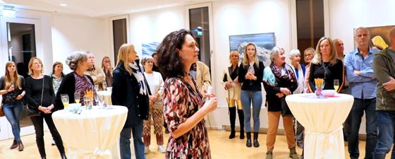 Die Künstlerin Birigt Weierer erläuterte den Besuchern ihre Werke. Foto: Gem. Hohenbrunn