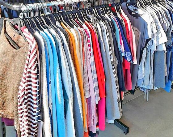 Kleidungsstücke wechseln im Pelkovenschlössl ihre Besitzerin oder ihren Besitzer. Foto: tab