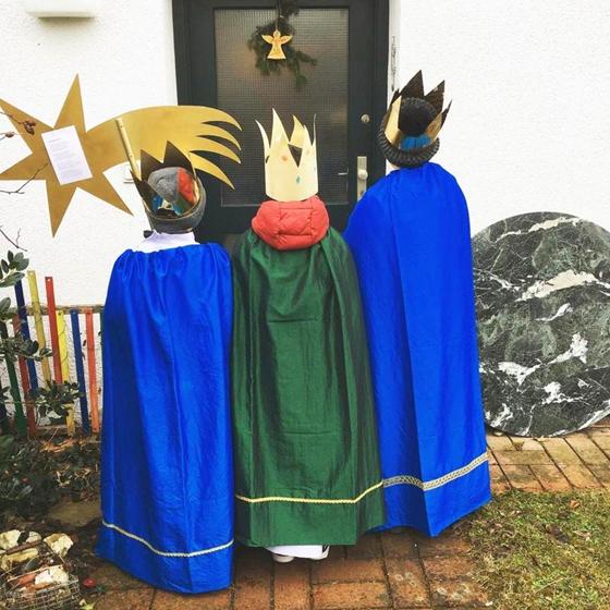 Von Tür zu Tür gehen die Sternsinger, singen Lieder, bringen den Segen für das neue Jahr und sammeln Geld für Kinder in Not. Foto: Pfarrverband