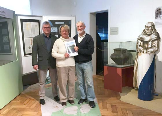 Vorsitzender des Heimatmuseums, Dr. Harald Nottmeyer mit Gertraud und Hans-Peter Schubert, die im Museum eine Bachführung vornehmen werden. Foto: hw