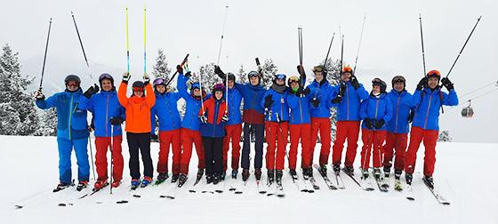 Auch die Skilehrer des TSV Milbertshofen freuen sich schon auf die neue Kurssaison. Teilnehmen können alle zwischen fünf und 17 Jahren. Foto: TSV Milbertshofen