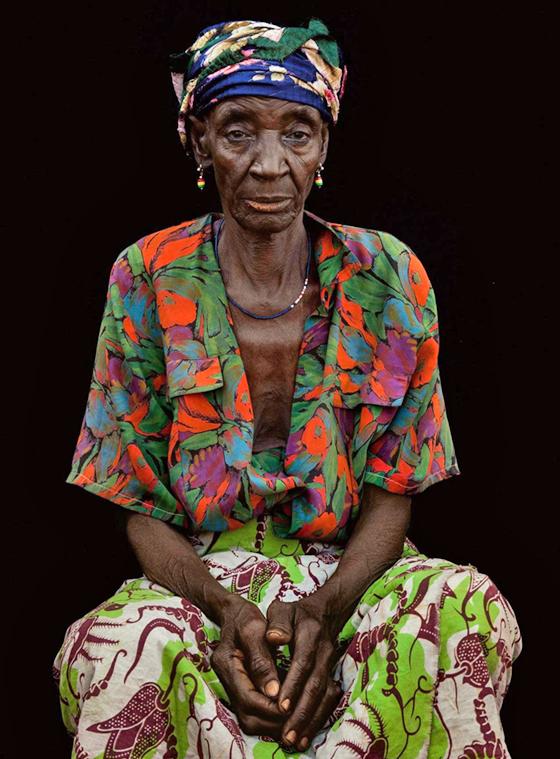In ihrer ganzen Verletzlichkeit, aber auch in ihrem ganzen Stolz zeigt die Fotoausstellung die als Hexen beschuldigten Frauen in Ghana. (Ann-Christine Woehrl, Porträt von Damu Dagon) Foto: © Ann-Christine Woehrl