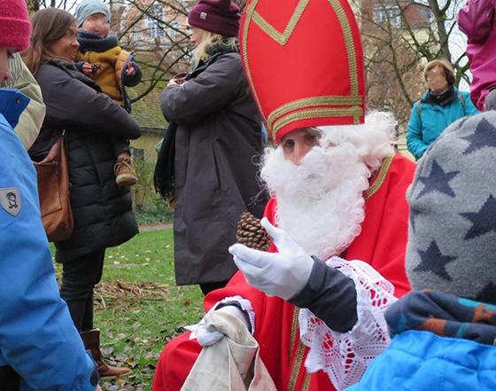 Auch die Allerkleinsten freuen sich auf die Gaben vom Nikolaus im Garten der Seidlvilla. Foto: VA