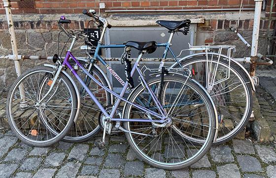 Das Ordnungsamt von Holzkirchen markiert ab dem 27. November scheinbar herrenlose Fahrräder am Bahnhof. Foto: hw