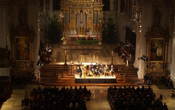 In der festlich geschmückten und beleuchteten Michaelskirche erschallen wieder besinnliche alpenländische Weisen. Heuer gibt es erstmals zwei Aufführungen. Foto: VA