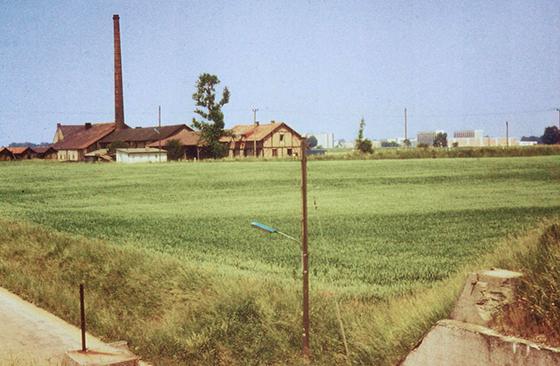 Die ehemalige Ziegelei Rattenhuber an der Fideliostraße/Flaschenträgerstraße, aufgenommen von der Bahnbrücke über die Stegmühlstraße, Blick nach Nordwesten, Mitte bis Ende der 1960er Jahre. Foto: NordOstKultur-München e.V