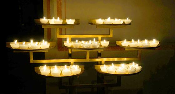 Zum Gedenken an verstorbene Kinder werden von den Betroffenen am 10. Dezember brennende Kerzen ins Fenster gestellt.  Foto: hw