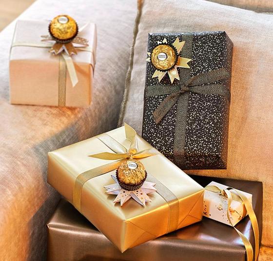 Weihnachtliche Basteltipps für kreative Geschenkverpackungen findet man bei Ferrero. Foto: Silke Zander/Ferrero