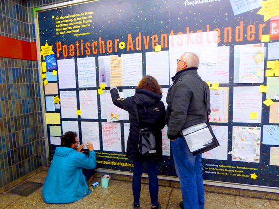Mitmachen erwünscht: Bereits zum fünften Mal hängt der poetische Adventskalender im Sperrengeschoss der U-Bahnstation Silberhornstraße. Foto: poesiebriefkasten.de