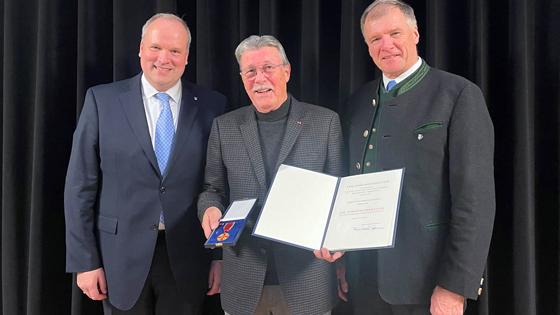 Jürgen Hoerner (Bildmitte) erhielt die Verdienstmedaille des Verdienstordens der BRD von Landrat Christoph Göbel (l.) und Bürgermeister Stefan Schelle (r.) überreicht. Foto: hw