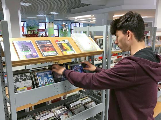 Medien ausleihen ist in fünf weiteren Stadtbibliotheken demnächst auch am Wochenende möglich. Foto: dm