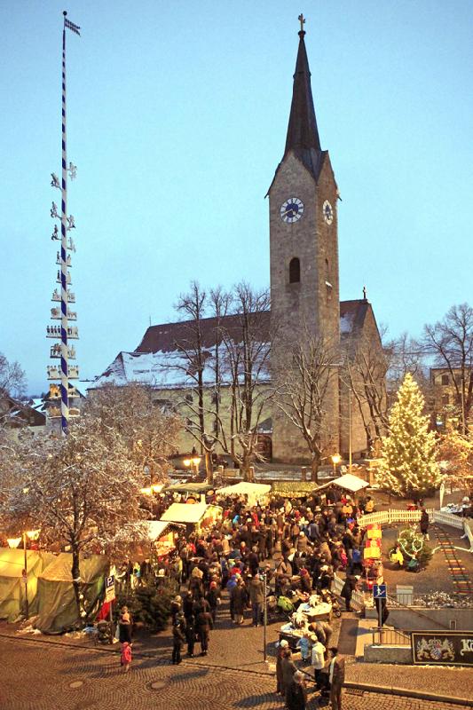 Am dritten Adventswochenende findet auf dem Holzkirchner Marktplatz der stimmungsvolle WeihnachtsZauber statt. Alle sind herzlich eingeladen. Foto: Manfred Lehner