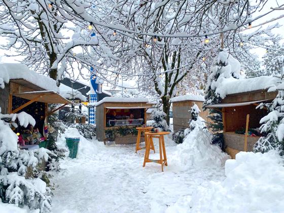 Richtig weihnachtlich ist es geworden. Wegen des vielen Schnees wurde der Christkindlmarkt in Eching nun auf das dritte Adventswochenende verschoben. Die Buden waren in Dietersheim festgefroren. Foto: VA