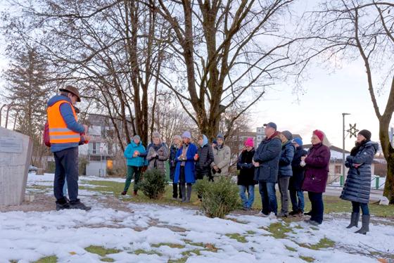 Die neu gegründete Gruppe "Poing for Peace" hat eine stille Gedenkfeier für die Opfer von Gewalt abgehalten. Foto: Lorenz Hansen