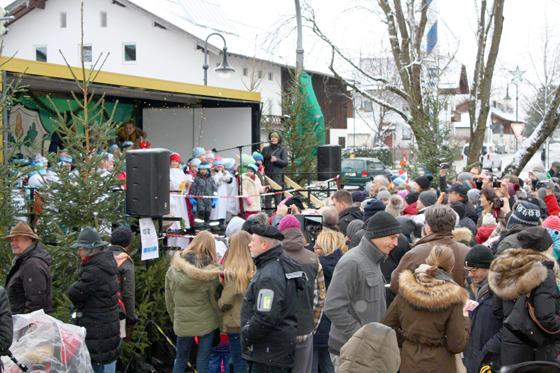 Am 3. Adventssonntag findet traditioneller Weise der Hohenbrunner Christkindlmarkt auf dem Rathausplatz statt.  Foto: Gem. Hohenbrunn