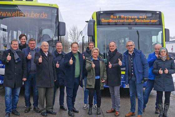 Die Bürgermeister der Städte und Gemeinden, die von den beiden neuen Buslinien profitieren haben zusammen mit Landrat Robert Niedergesäß den Busunternehmern stets gute Fahrt gewünscht. Foto: Landratsamt Ebersberg
