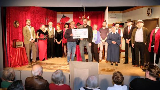 Der Theaterkreis konnte mit seinen Aufführungen die stolze Spendensumme von 2.500 Euro erwirtschaften.  Foto: Theaterkreis
