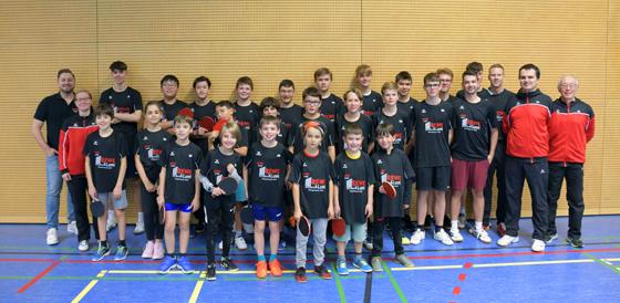 Die Jugendlichen des TSV bedanken sich gemeinsam mit der TT-Abteilungsleitung herzlich bei Sponsor Shekliqim Lumi. Foto: TSV Neubiberg/Ottobrunn