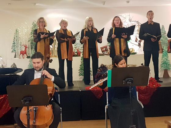 Die Bayerische Philharmonie spielte bekannte Musik zur Weihnacht im BRK-Seniorenwohnen Kieferngarten.  Foto: VA