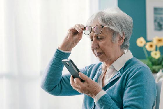 Für alle Senioren, die sich mit ihrem Handy noch nicht so gut auskennen, gibt es den Smartphone-Entdecker-Treff. Foto: StockPhotoPro/stock.adobe.com