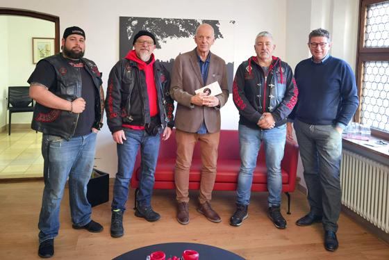 Die Mitglieder von Bastards MC übergaben an Bürgermeister Ulrich Proske Spenden für eine Senoirenveranstaltung, die im Oktober stattfinden soll. Foto: Bastards MC