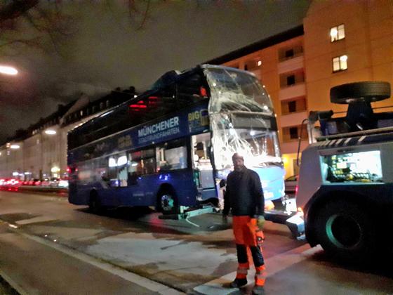 Bis in die Abendstunden dauerten die Bergungsmaßnahmen nach dem Unfall zwischen dem Doppeldecker-Omnibus und mehreren Pkw.  Foto: mha