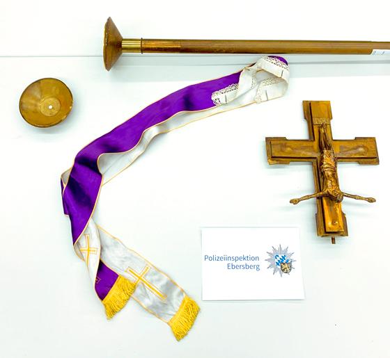 Diese kirchlichen Gegenstände hatte der junge Mann entwendet und damit seinen Krontrahenten niedergeschlagen. Foto: PI Ebersberg