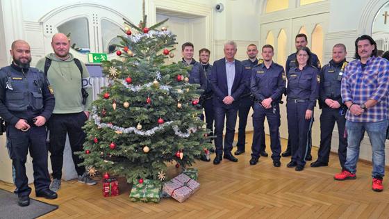 Münchens OB Dieter Reiter (Mitte) besuchte am 24. Dezember die Polizeiinspektion Bogenhausen. Foto: Polizeipräsidium München