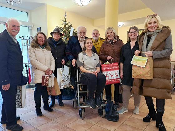 Der Seniorenbeirat und MdL Doris Rauscher übergaben Geschenke für bedürftige Senioren an das Senioren-Zentrum. Foto: Privat