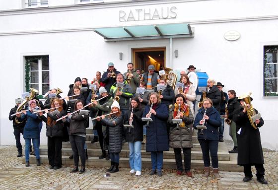 Warm eingepackt sorgten die Musiker der Blaskapelle Gelting für einen gelungenen Start ins neue Jahr. Foto: Georg Rittler