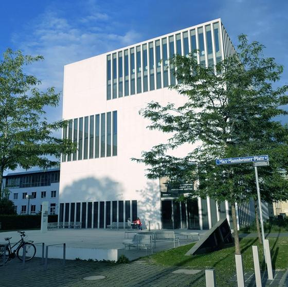 Das NS-Dokumentationszentrum befindet sich am Max-Mannheimerplatz 1. Am Freitag wird ein Rundgang in Gebärdensprache angeboten.  Foto: mha
