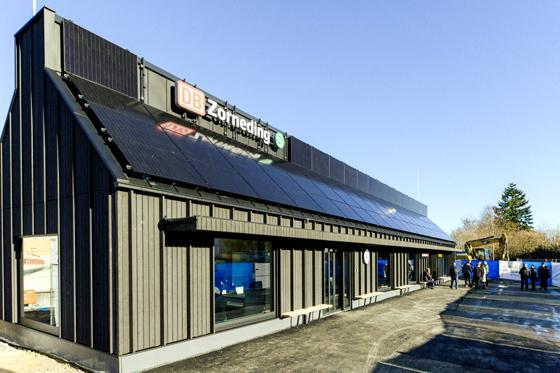 Der neue Bahnhof in Zorneding punktet nicht nur mit einer richtungsweisenden Architektur sondern auch mit seiner klimafreundlichen Bauweise aus regionalen Hölzern. Foto: Deutsche Bahn AG / Süleyman Siki / BK Media Solutions