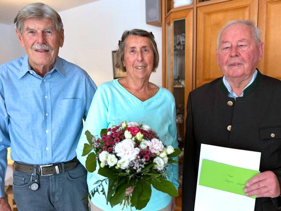 nbh-Vorstand Franz Pfluger überreichte der 84-jährigen Vaterstettenerin Blumen und einen Restaurantgutschein als kleine Aufmerksamkeit. Foto: Nachbarschaftshilfe