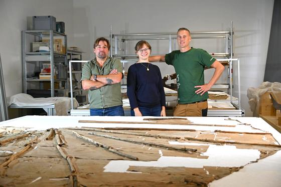 Mathias Winkler, Charlotte Holzer und Patrick Goldbach (v. l. n. r.) im Atelier, das für die Restaurierung des Lilienthalgleiters in der Flugwerft eingerichtet wurde.  Foto: Dt. Museum