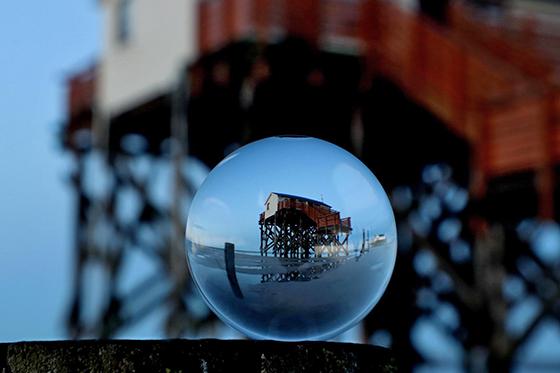 Uli Krautwassers Bilderausstellung im Karli17 zeigt faszinierende Motive, die der passionierte Hobbyfotograf mittels einer speziellen Glaskugel auf kreative Weise einfängt. Foto: Uli Krautwasser