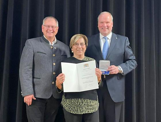 Dr. Christine Helming wurde von Landrat Christoph Göbel (r.) mit der Verdienstmedaille in Bronze ausgezeichnet. Es gratulierte auch Bürgermeister Wolfang Panzer (l.). Foto: hw