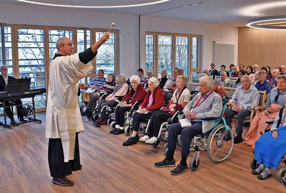 Der katholische Diakon Klaus Klonowski segnete den neuen Veranstaltungsraum des Unterföhringer Seniorenzentrums. Foto: Gemeinde Ufg/foe