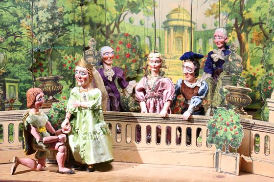 Zur Marionettenausstellung "So ein Theater!" bietet das Sudetendeutsche Museum ein Begleitprogramm für Kinder ab fünf Jahren an. Foto: Daniel Mielcarek/SDM