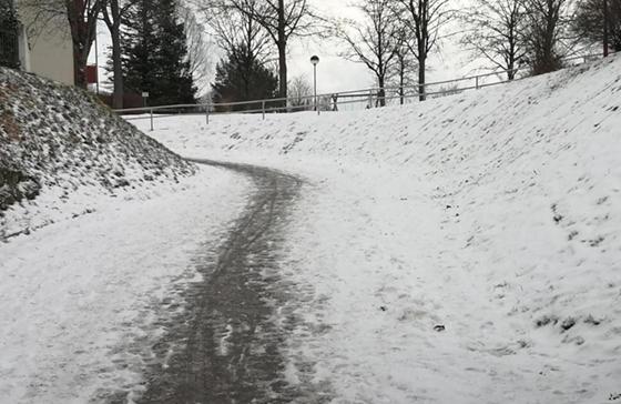 Durch Eis und Schnee werden Fußgänger und Radfahrer gefährdet. Foto: hw