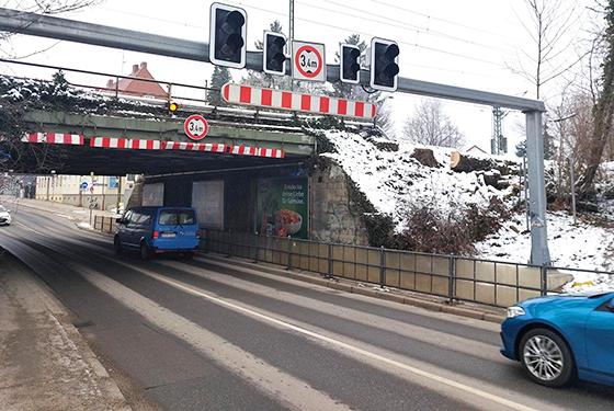 3,40 Meter Durchfahrtshöhe waren für manche zu niedrig: Immer wieder blieben an der Bahnbrücke in der Dachauer Straße Fahrzeuge hängen, teilweise wurden Personen verletzt. Künftig wird die Brücke 4,50 Meter hoch sein. Foto: bas