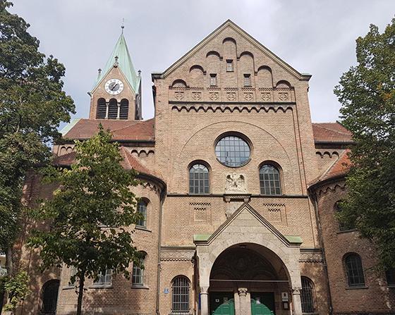 Die neuromanische evangelische Kirche St. Johannes am Preysingplatz birgt ein spannendes Kapitel der Geologie und Astronomie. Foto: bas