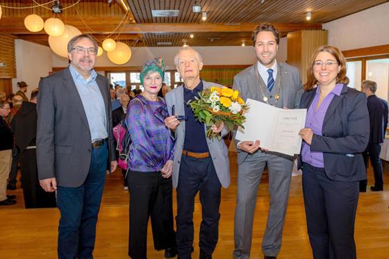 Von links: Ulrich Leiner (2. Bürgermeister), Marianne Feifel, Georg Feifel, Bürgermeister Andreas Bukowski und Katharina Dworzak (Dritte Bürgermeisterin). Foto: Gemeinde Haar