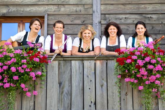 Die Musikantinnen mit dem klangvollen Namen "Creme fesch" treten am Rosenmontag in Höhenkirchen-Siegertsbrunn auf.  Foto: Creme fesch