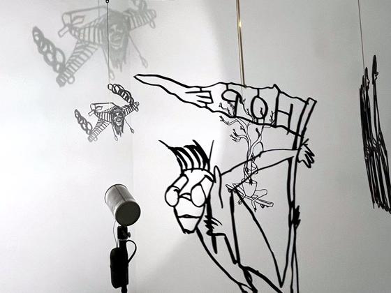 Scherenschnitte werfen feine Schatten an die Wand. Der Titel von Sebastian Pöllmanns Ausstellung in der Artothek lautet "what is life".  Foto:Sebastian Pöllmann