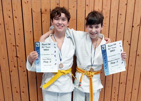 Matija und Sebastian freuen sich über ihre erste Medaille. Foto: Judoteam Grafing