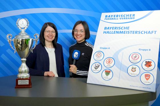 Die Gruppen für die Bayerische Hallenmeisterschaft der Frauen präsentieren Verbands-Spielleiterin Kerstin Costa (links) und Moderatorin Theresa Leinfelder.  Foto: Sebastian Dirschl/BFV
