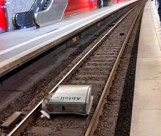 Das muss man erst einmal schaffen: Ein 55-Jähriger hat am Hauptbahnhof eine Mülltonne herausgerissen und ins Gleis geworfen. Foto: Bundespolizei
