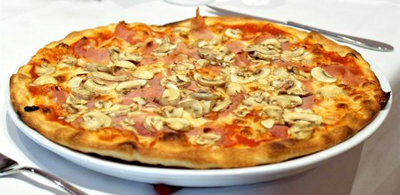 Für nur einen Euro kann man sich die selbstbelegte Pizza schmecken lassen.  Foto: chk