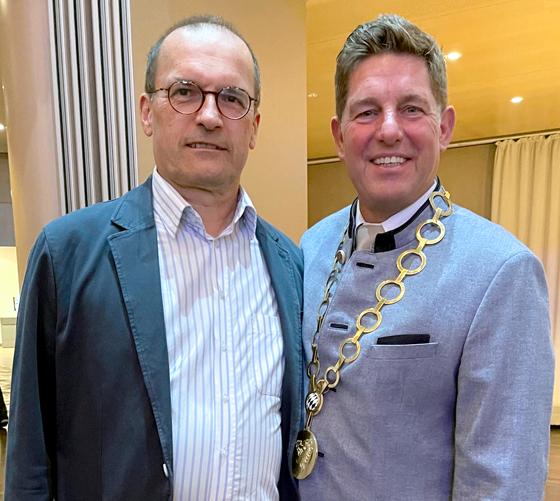 Bürgermeister Ullrich Sander und 2. Bürgermeister Michael Lilienthal beim Neujahrsempfang der Gemeinde Taufkirchen. Foto: hw